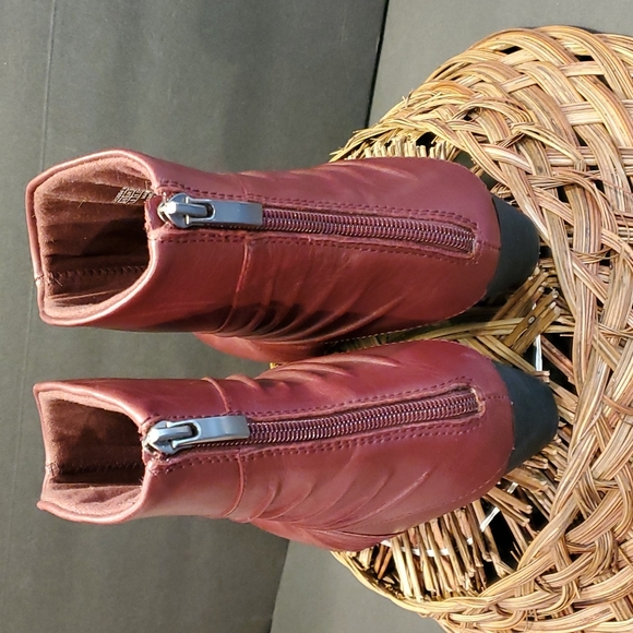 Rockport Women's Burgundy Booties.  8N - Picture 5 of 8